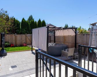 Quiet, cozy 2BR1BA private entry suite near Skytrain - Vancouver - Patio
