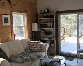 Waterfront cottage with deep water dock, ocean front. - Belfast - Living room