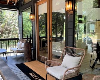Tranquil Modern Cabin with Friendly Farm Animals & Pond Views Near Cedar Creek, Texas - Cedar Creek - Patio