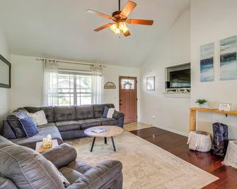 13 Mi to Chattanooga: Family Home w/ Backyard! - Chickamauga - Sala de estar