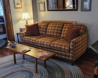 The Ridge is a Cozy 2-bedroom/1 bath Apartment Short walk to downtown Gettysburg - Gettysburg - Living room