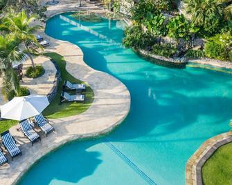 JW Marriott Hotel Surabaya - סוראבאיה - בריכה