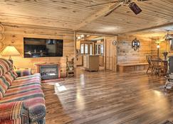 Arkdale Studio Cabin With On-Site Atv Trails! - Arkdale - Living room