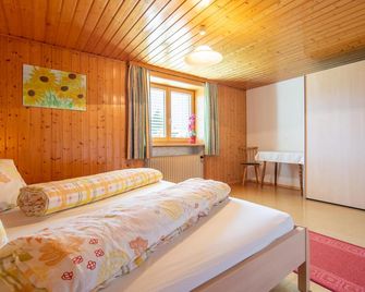 Spacious apartment in a beautiful location - Bürserberg - Спальня