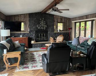 Beautiful Northwoods Lakefront Home! 2025 Nfl Draft. Only One Hour To Lambeau! - Mountain - Sala de estar