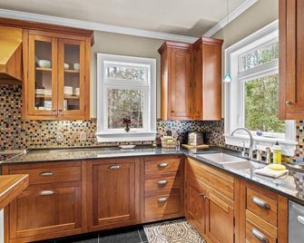 The Marsh House 2 Bedroom Home by RedAwning - Havelock - Kitchen