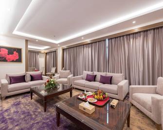 Ramada by Wyndham Continental Jeddah - Jeddah - Living room