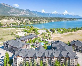 Stylish | Spacious | Pool | Hot Tub | Lake Front - Invermere