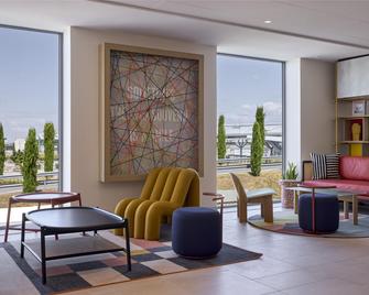 Hampton by Hilton Lyon Airport - Colombier-Saugnieu - Living room