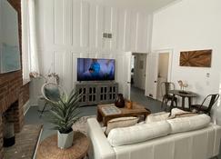 Luxury & Historic French Quarter Gem - New Orleans - Living room