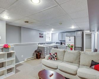 Shawnee Vacation Rental about 11 Mi to Kansas City! - Shawnee - Living room