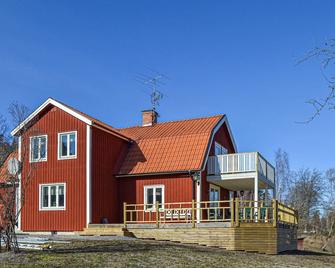 Beautiful Home In Straengnaes With Sauna - Strängnäs - Building
