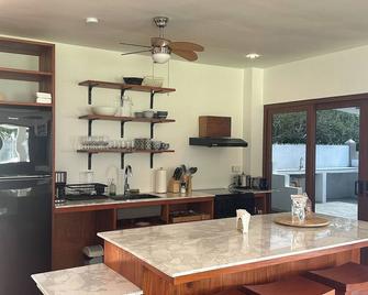 Mard Beach House Siquijor - Maria - Kitchen