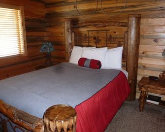 Cozy 1-Bedroom Loft Cabin in enchanting Alpine with WiFi, AC - Alpine - Bedroom