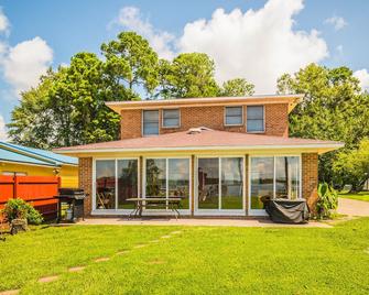 Sanitized! Lake Marion Lakefront Sandy Beach, Ramp, Sleeps 19, Wi-Fi Cable - Summerton - Building