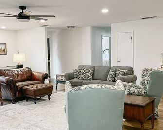 The Gem - Spacious 3/2 House Near Acu - Abilene - Living room