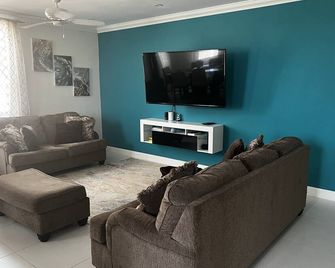 Oceanview Apartment in Montego Bay - Reading - Salon