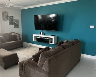 Oceanview Apartment in Montego Bay - Reading - Soggiorno