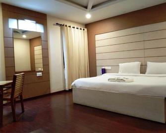 Dew Drop Inn - Ooty - Bedroom