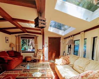 Relax in Fairfax quiet cottage in the redwoods. - Fairfax - Living room