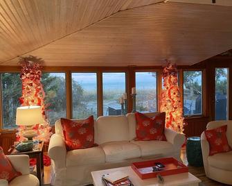 Gorgeous, Recently Renovated, Waterfront Cottage - Milford - Living room