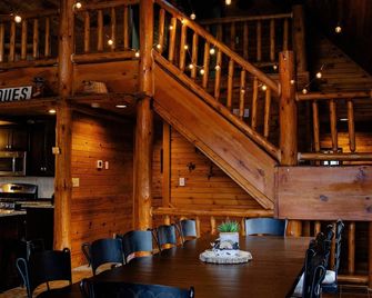 Riverside Retreat–Spacious 5+ Bedroom Cabin on the Little Wolf River! Sleeps 16+ - Weyauwega - Dining room