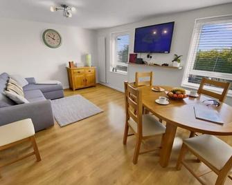 Waterfront Quay - 2nd Floor Apartment Overlooking The Water - Gosport - Dining room