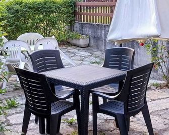 Holiday home Situated in a quiet location in the mountains on the edge of the river with a view of the forest - Ceppo Morelli - Patio