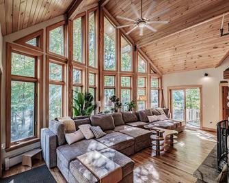 Mountain House: Walk to Ski Trails! Hot Tub, Game Room, Ultimate Kitchen - Newry - Sala de estar