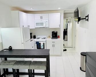 Studio home in St Petersburg FL - St. Petersburg - Kitchen