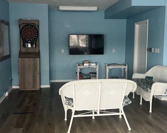 The Moorings Hotel and Marina of Carrabelle - Carrabelle - Living room