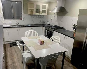 3 Bedroom English Cottage With Open Fire - Kalgoorlie - Kitchen
