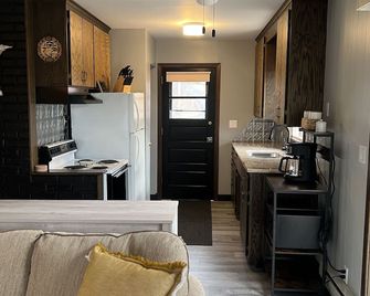 Julia’s Lakefront Cottage…updated cabin, private dock & beautiful sunsets. - Clear Lake - Kitchen