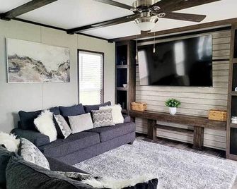 Sheridan, Texas-Splash Away Getaway - Weimar - Sala de estar