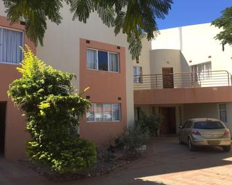 Tlokweng Home Away From Home - Gaborone - Building