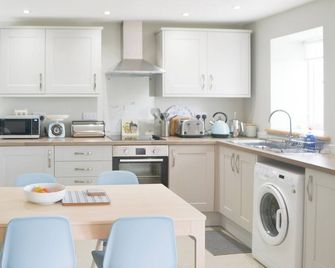 2 bedroom accommodation in Cornhill, near Portsoy - Macduff - Kitchen
