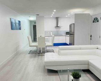 Beautiful apartment two mins away from the beach! - Fort Myers Beach - Wohnzimmer