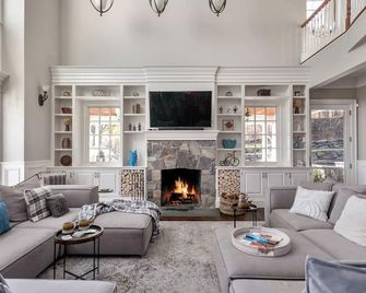 Hamptons on the Hudson Private Retreat - Milton - Living room