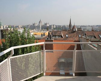 Budavar Bed And Breakfast - Budapest - Balcony