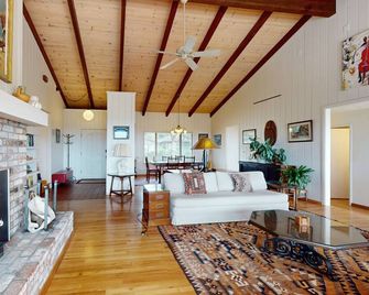 Quaint & Spacious Home w/ Panoramic Bay Views & a Large Deck - Eureka - Sala de estar