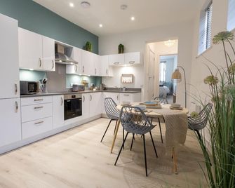 Courtyard Retreat - Southampton - Kitchen