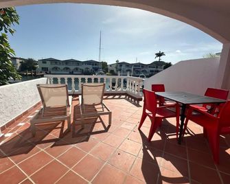 Cheerful Waterfront Villa - John Hughes - Balkon