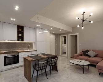 Blu & Marrone Suites-parking included - Thessaloniki - Living room