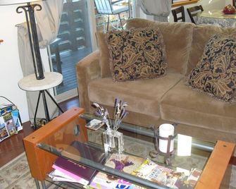 Bird Nest Cottage near Fort Worden - Port Townsend - Living room