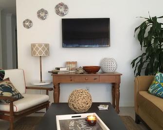 Walk to Sand, Sun and Fun in Historic Del Mar - Del Mar - Living room
