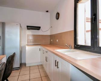 Gorgeous Home In Pont Saint Esprit - Pont-Saint-Esprit - Kitchen