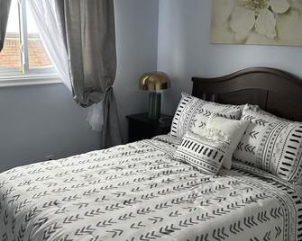 Spacious Home in Niagara - Sleeps up to 10 guests, 10 mins to the Falls - Niagara Falls - Bedroom