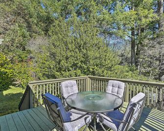 Woodsy Willow Creek Getaway w/ Pool & Deck! - Willow Creek - Balcón