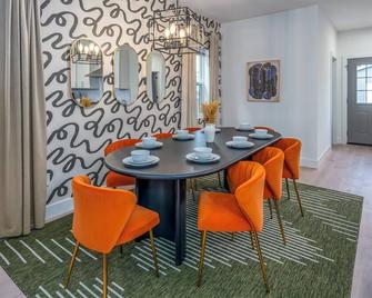 Club Columbus: Hot Tub, Game Room, Karaoke, BBQ, and an Outstanding Backyard. - Columbus - Dining room