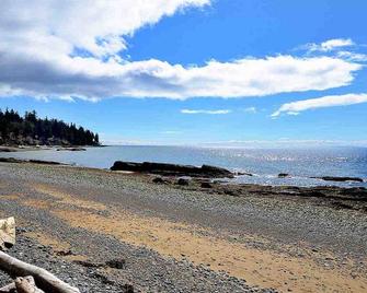 Beach Front Cottage Floor , chic and perfect for a family of four - Roberts Creek - Beach